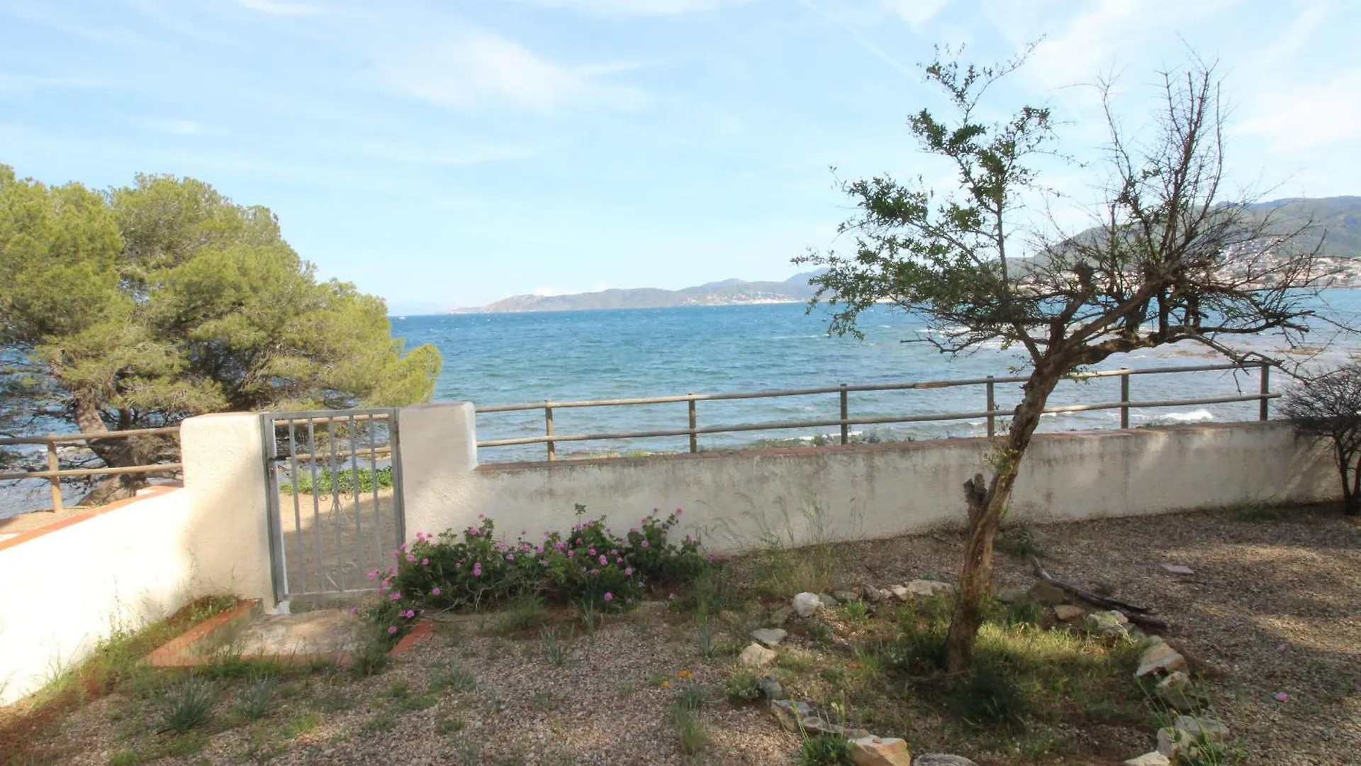 Holiday home Cap De Ras - Casa Individual Situada En Primera Linea De Mar, Con Magnificas Vistas De La Playa De Cap De Ras De Llanca - Es-228-185