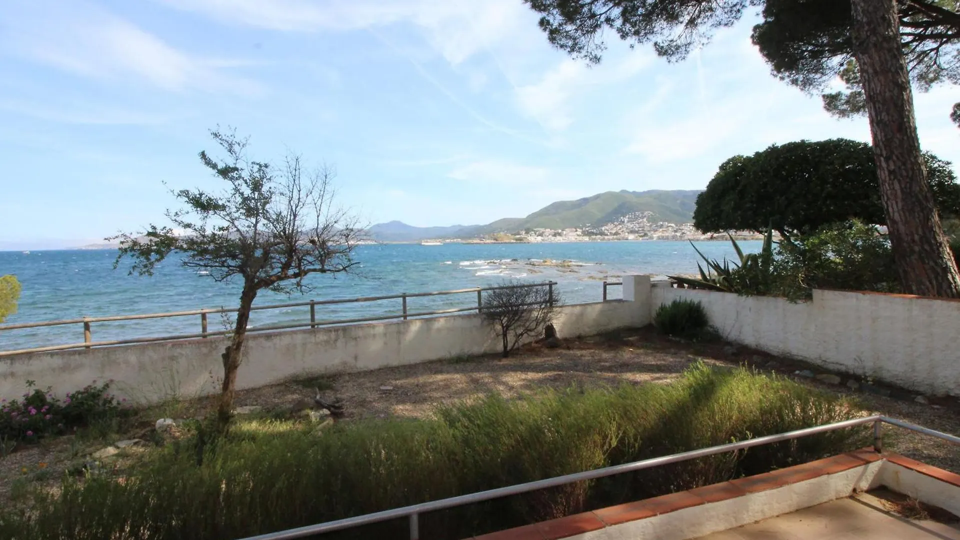 Holiday home Cap De Ras - Casa Individual Situada En Primera Linea De Mar, Con Magnificas Vistas De La Playa De Cap De Ras De Llanca - Es-228-185