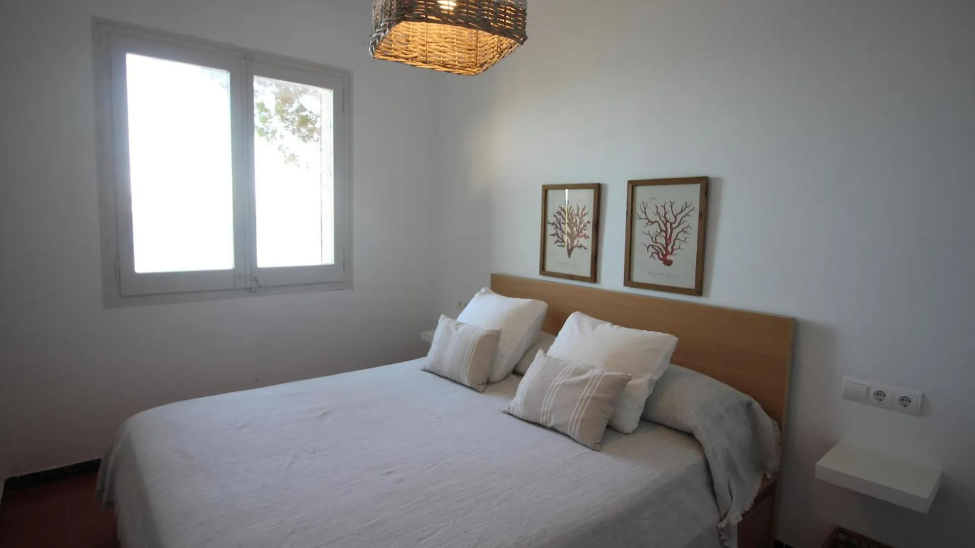Cap De Ras - Casa Individual Situada En Primera Linea De Mar, Con Magnificas Vistas De La Playa De Cap De Ras De Llanca - Es-228-185 Holiday home