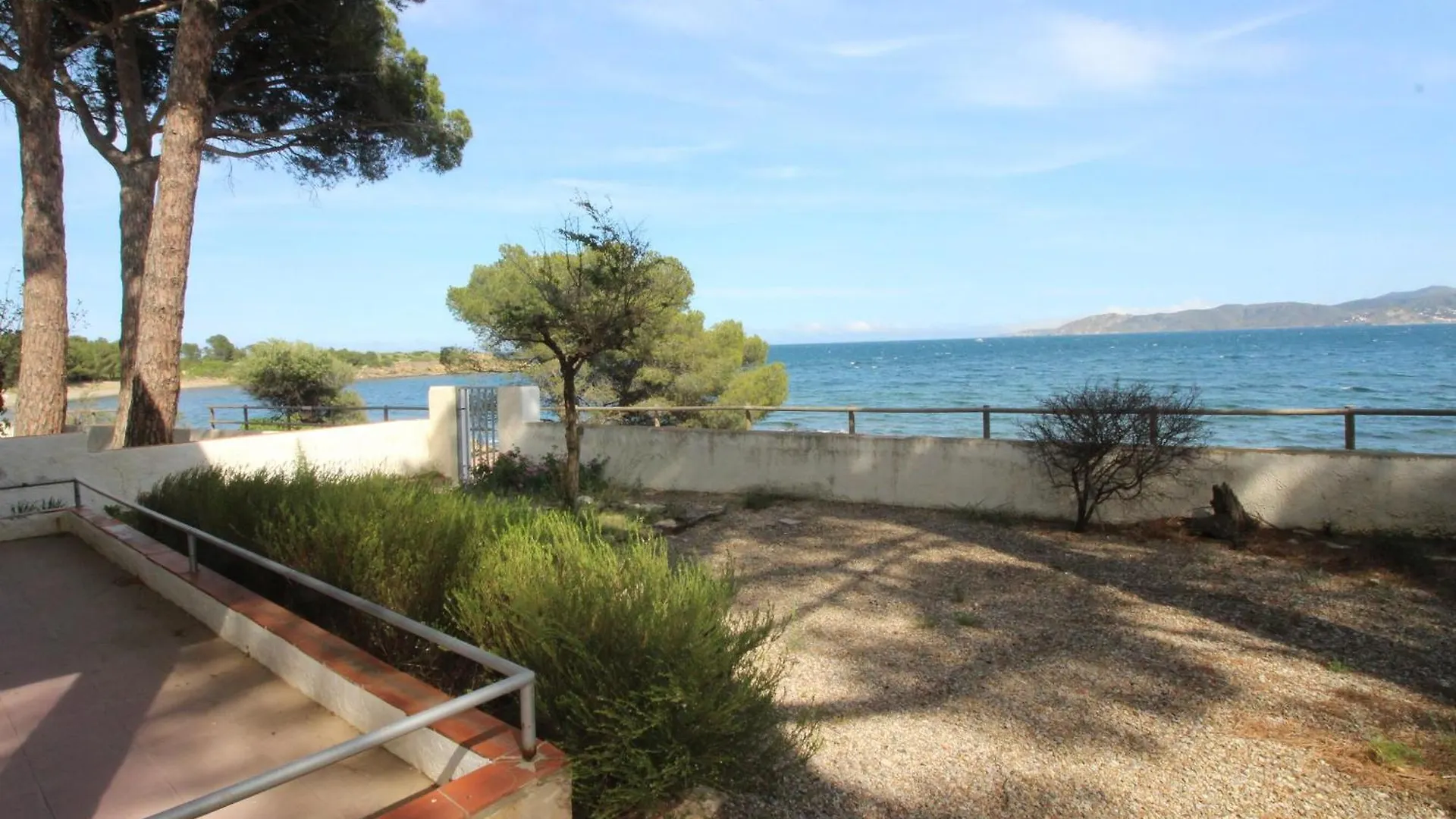 Cap De Ras - Casa Individual Situada En Primera Linea De Mar, Con Magnificas Vistas De La Playa De Cap De Ras De Llanca - Es-228-185 Holiday home