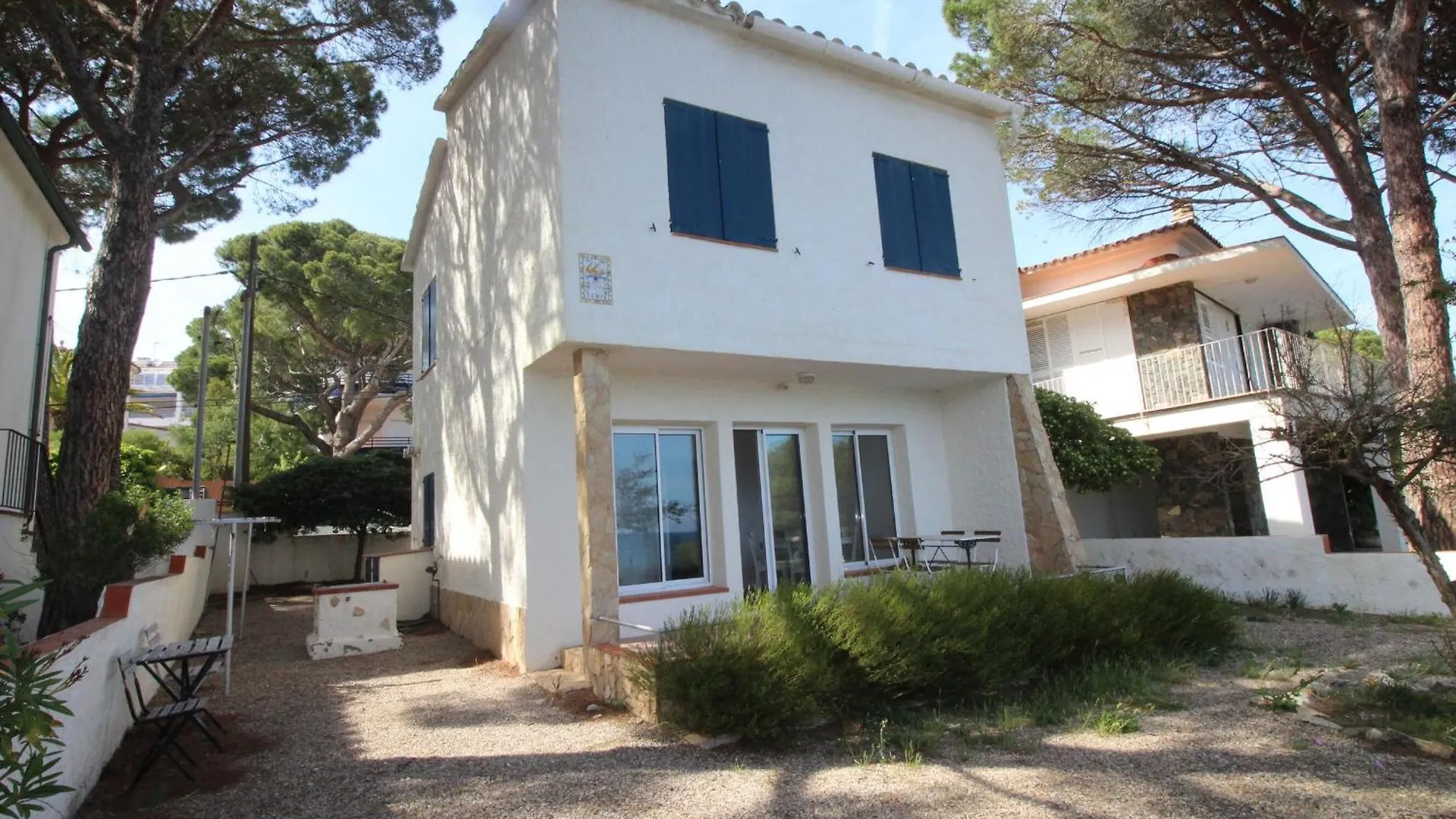 Holiday home Cap De Ras - Casa Individual Situada En Primera Linea De Mar, Con Magnificas Vistas De La Playa De Cap De Ras De Llanca - Es-228-185